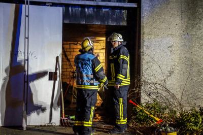 Stuttgart Burgholzhof: Brennende Muellcontainer in Abstellraum loesen Feuerwehreinsatz aus.